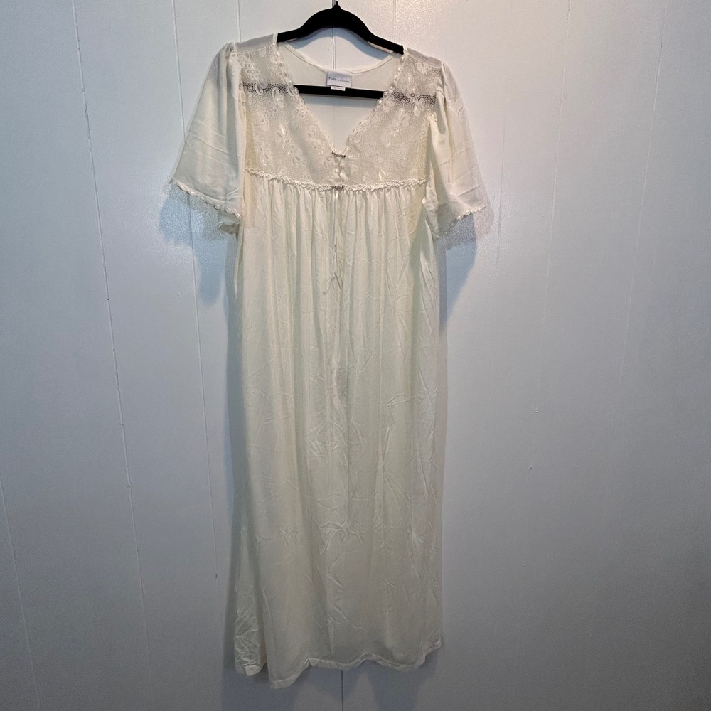 Pure Luxury Vintage Cream Lace Nightgown Small Short Sleeve V-Neck Maxi USA Made